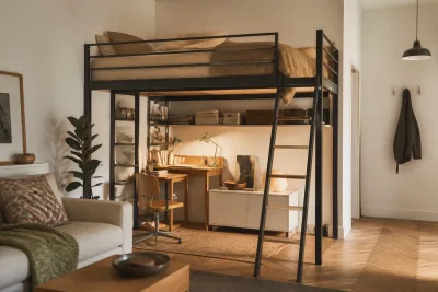 Mezzanine autoportée dans un petit appartement, espace bureau et rangement sous le lit