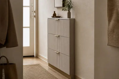 Meuble à chaussures extra‑plat relooké : façades rainurées, socle bas et poignées sobres